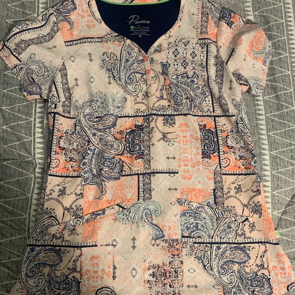 Cute floral scrub top! - Picture 2 of 2